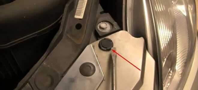 Снять бачок омывателя на Ниссан Альмера и ИксТрейл