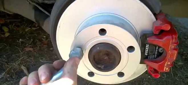 Замена задних тормозных колодок Ford Focus 1