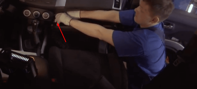 Замена салонного фильтра Mitsubishi