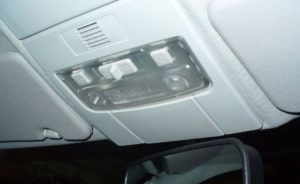 снять плафон освещения салона Лада Приора