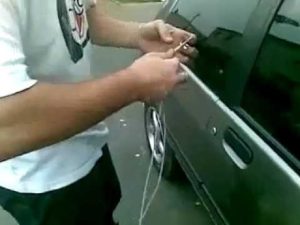Как можно самому открыть Ниву Шевроле без ключа