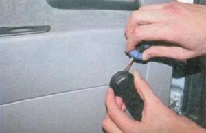 Самостоятельное снятие обшивки двери Лада Приора