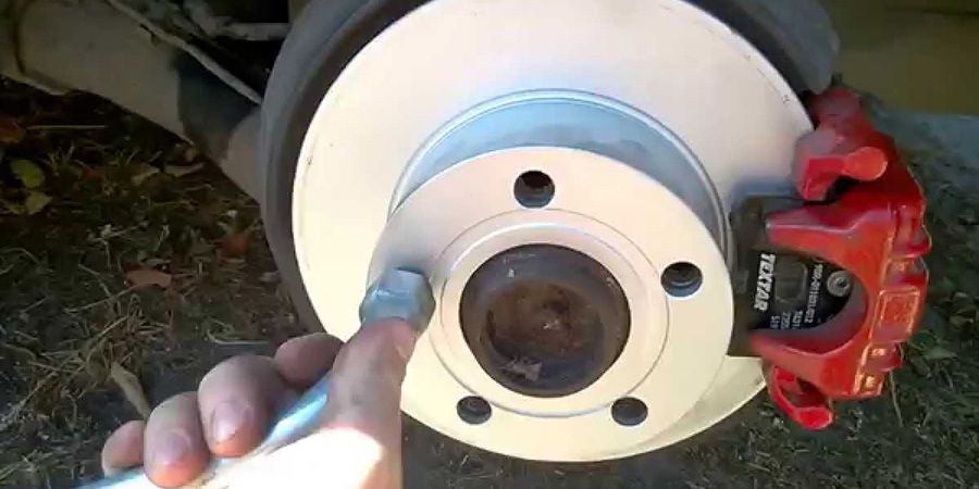 Подготовка к замене задних тормозных колодок Ford Focus 1
