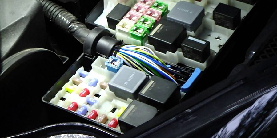 Зачем владельцу авто искать блок предохранителей?
