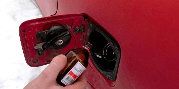 Как удалить воду из бензобака с помощью спирта, ацетона, сольвента