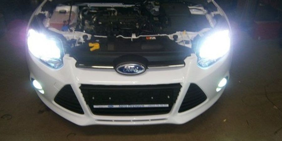 Заменить лампы передних фар на Ford Focus 3