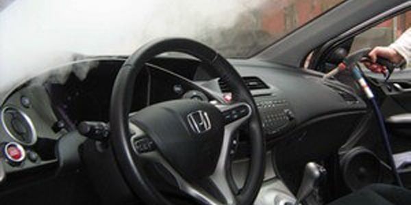 Очистка пластиковых поверхностей салона авто