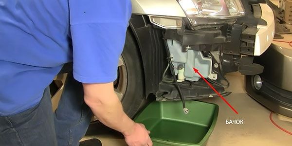 Снять бачок омывателя на Nissan (фото-10)