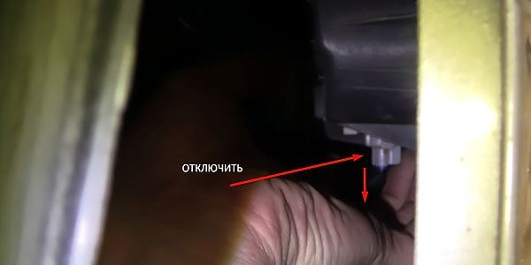 Снять бачок омывателя на Ниссан Альмера и ИксТрейл (фото-7)