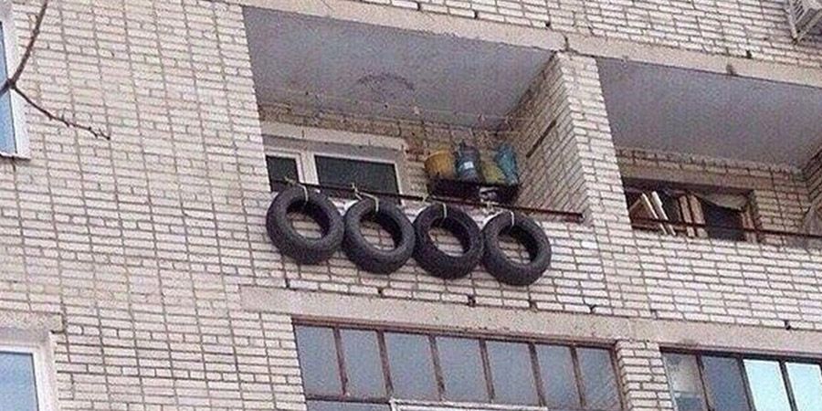 Как на фото, тоже не стоит хранить шины