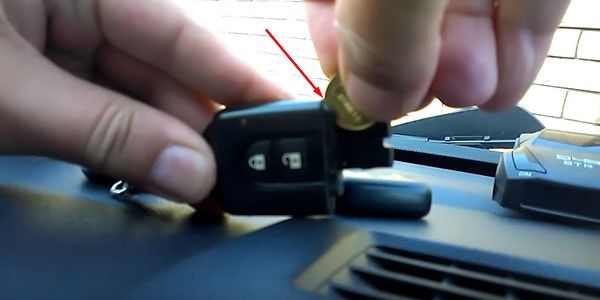 Как заменить батарейку в ключе Nissan (фото-2)
