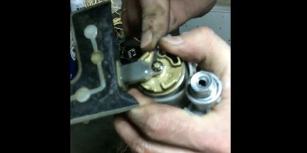 Поменять топливный фильтр в Toyota Corolla
