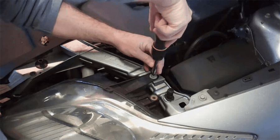 Процедура замены лампочки ближнего цвета на Ford Mondeo